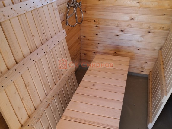 Пластиковый поддон в помывочной